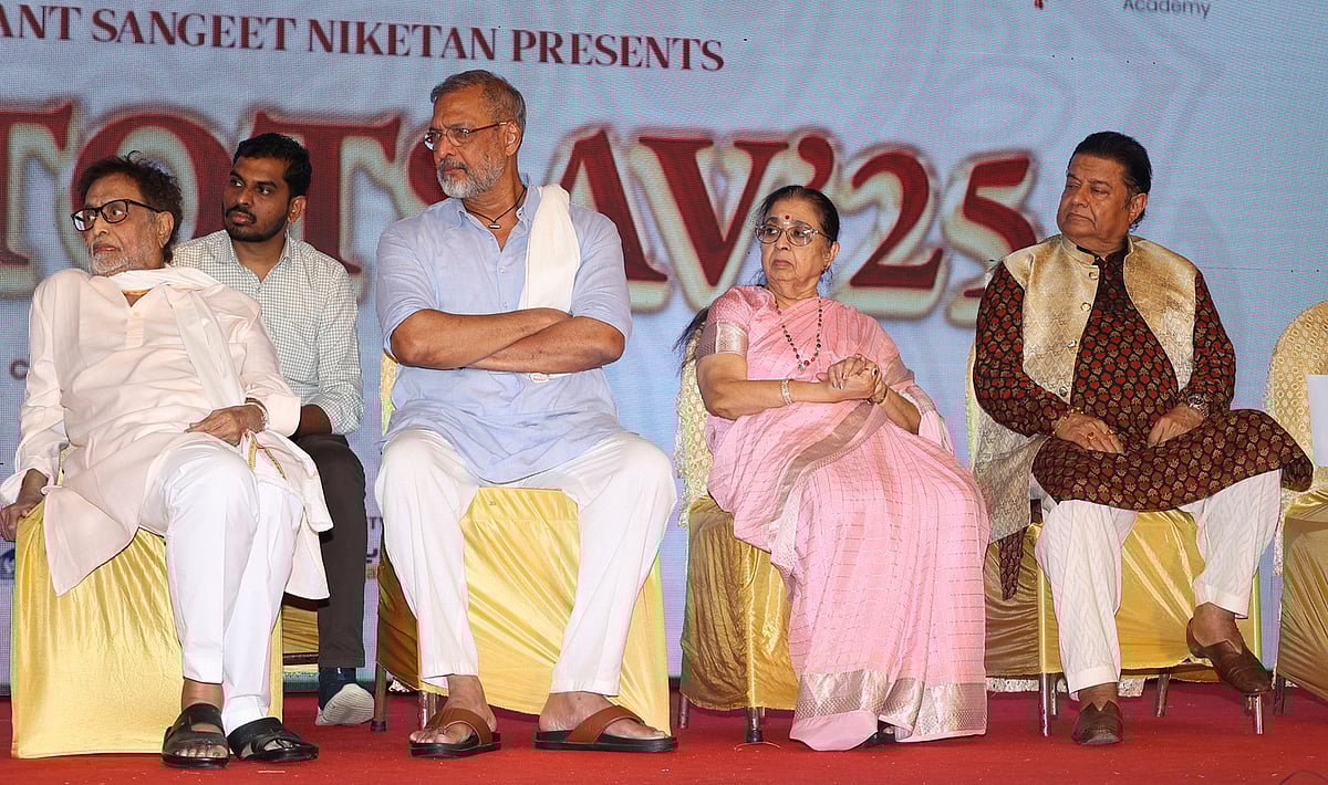  Hridaynath Mangeshkar , Nana Patekar, Usha Mangeshkar with Anup Jalota. 
