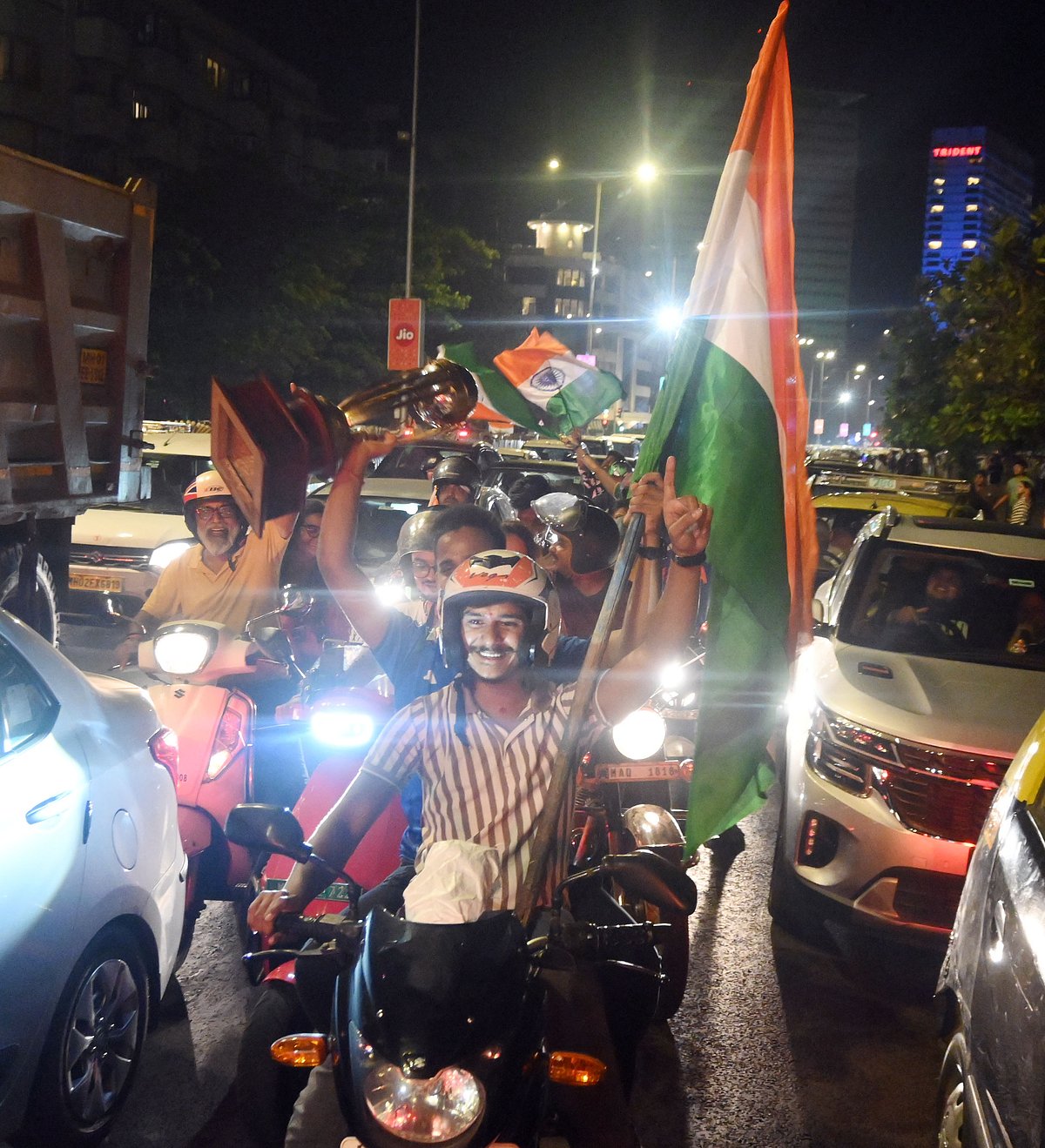 bikers orchestrate celebration of India's win at Marine Drive, Mumbai