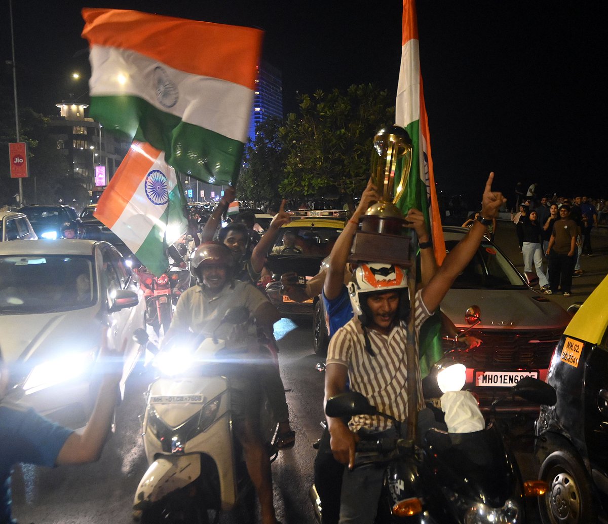 bikers orchestrate celebration of India's win at Marine Drive, Mumbai