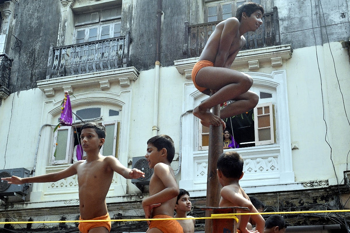Kids perfoming during Girgaon’s Gudi Padwa procession