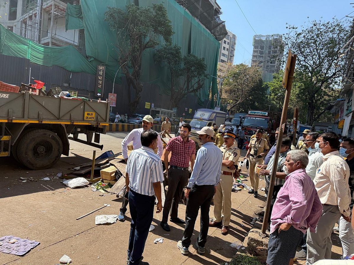 BMC demolishes 52 illegal stalls near Matunga Post Office, clearing footpaths for pedestrians