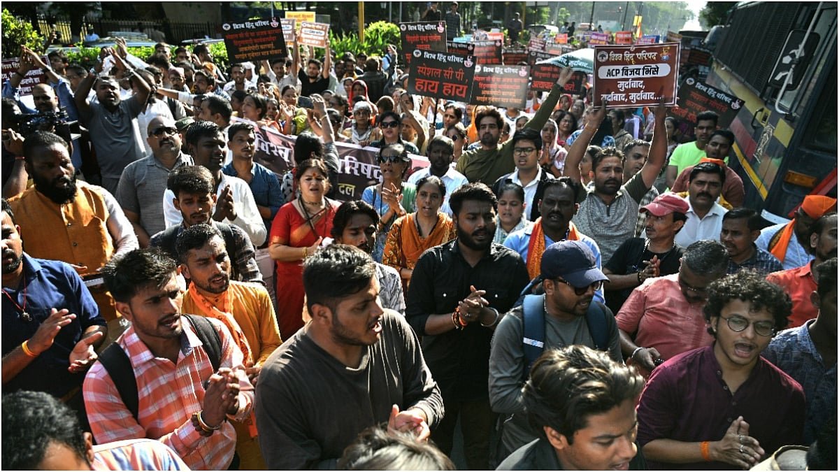 VHP, Bajrang Dal members march to Mumbai Police HQ demanding action against Wadala cops
