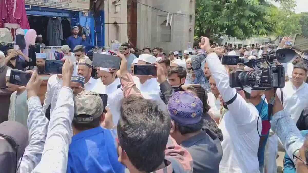 'Pakistan Murdabad' slogans raised at Hyderabad's Charminar.