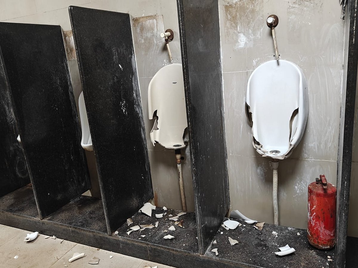 The damaged toilet commode  