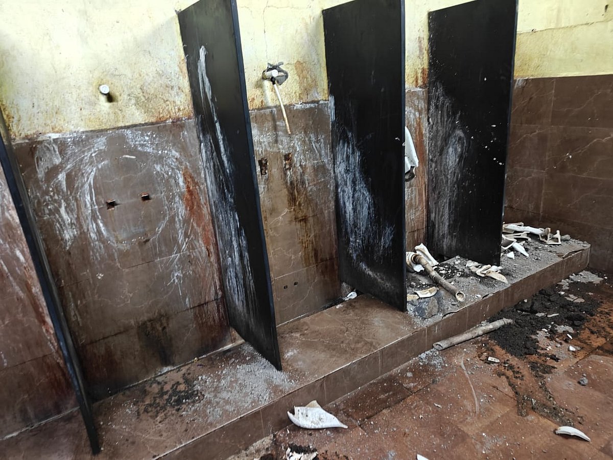 The damaged toilet commode  