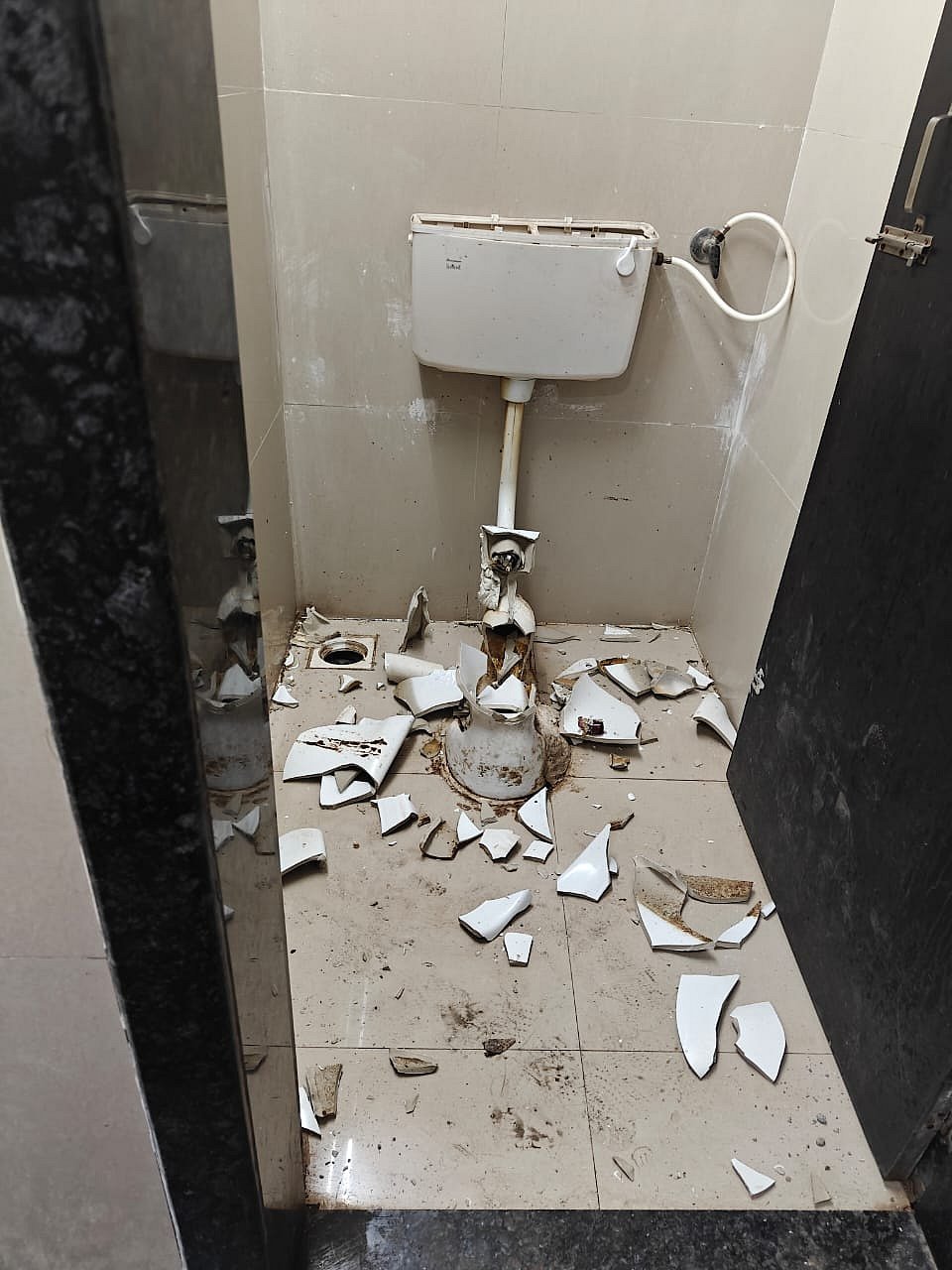 The damaged toilet commode  