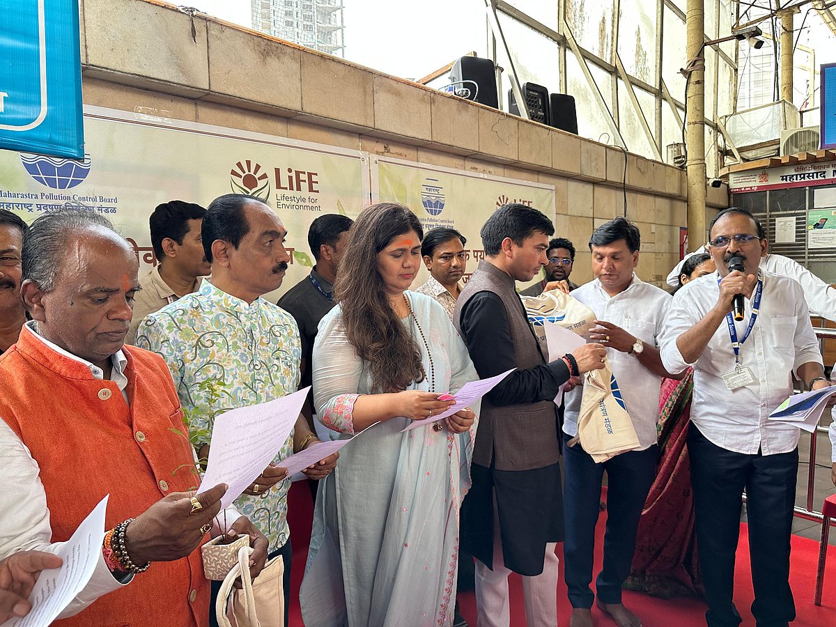 MPCB, Siddhivinayak Temple Launch Drive To Curb Plastic Use; Minister Pankaja Munde Backs Cloth Bags