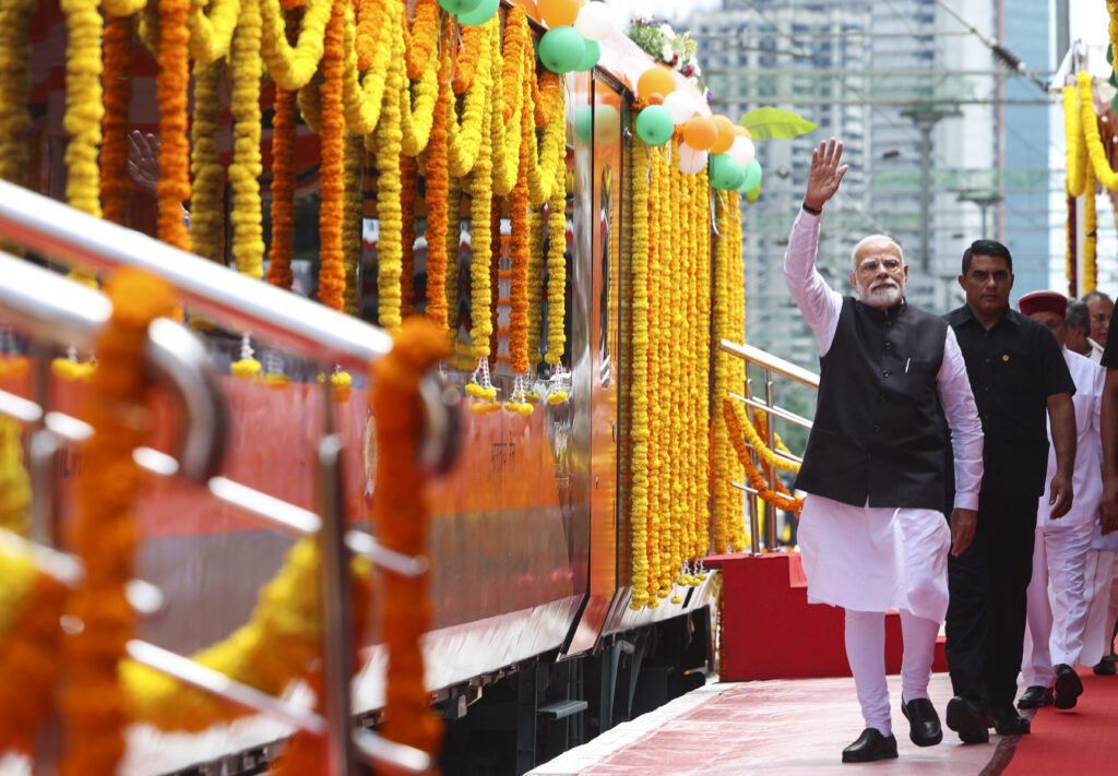 PM Modi flags off Vande Bharat Express train