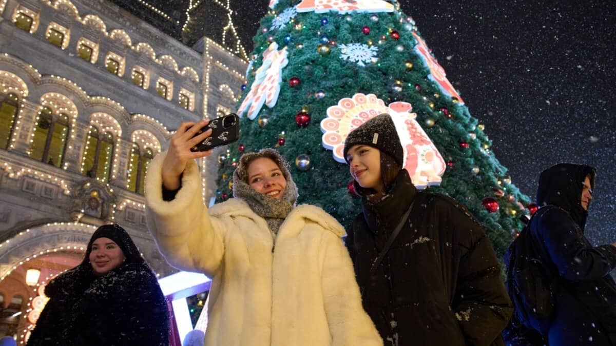 2 women take a selfie photo at the Christmas fair
