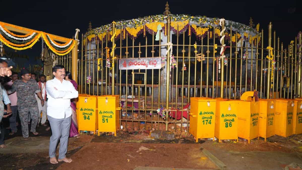 Telangana Minister Ponguleti Srinivasa Reddy visits Sammakka–Saralamma Temple in Medaram