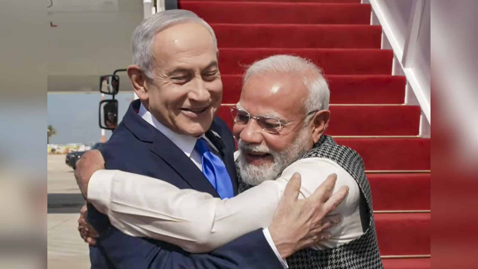 Israeli Prime Minister Netanyahu greets Indian Prime Minister Modi with a warm hug at the airport.