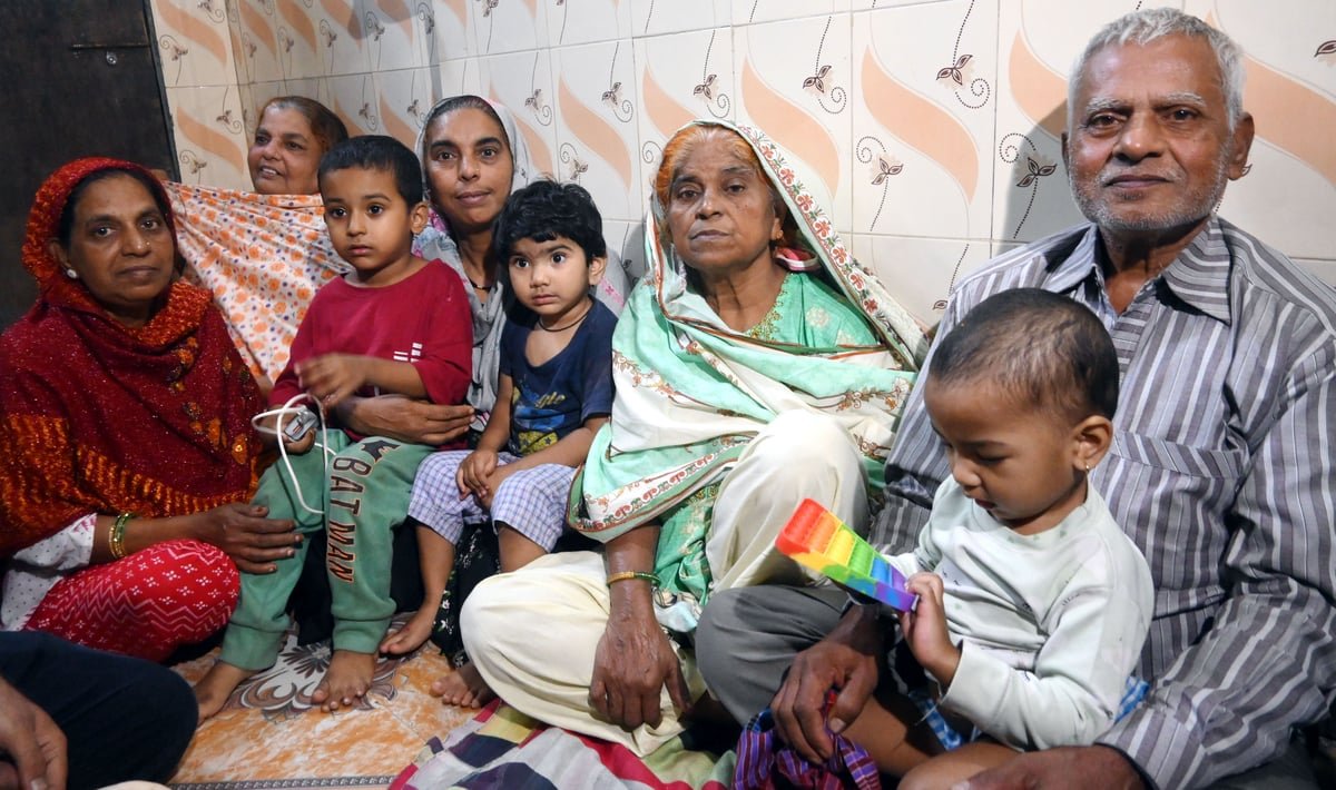 Hamida Bano reunites with her family 