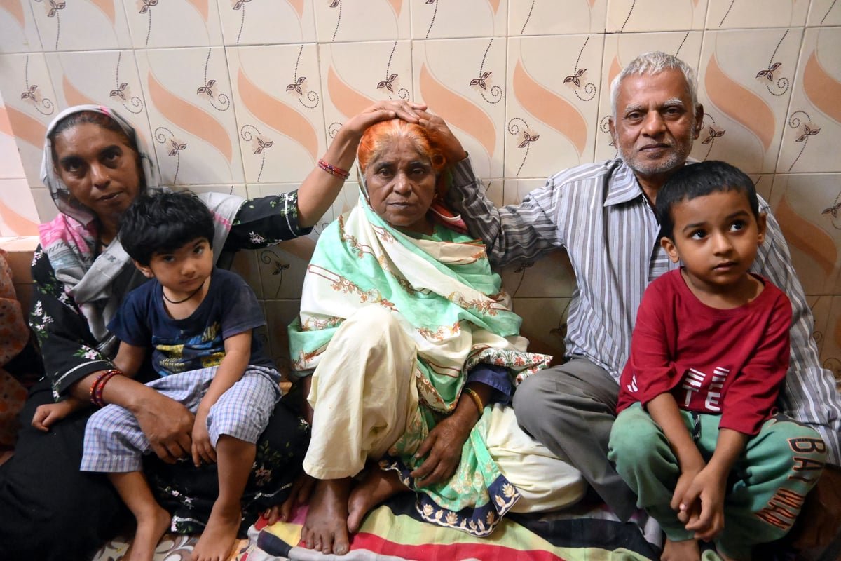 Hamida Bano reunites with her family 