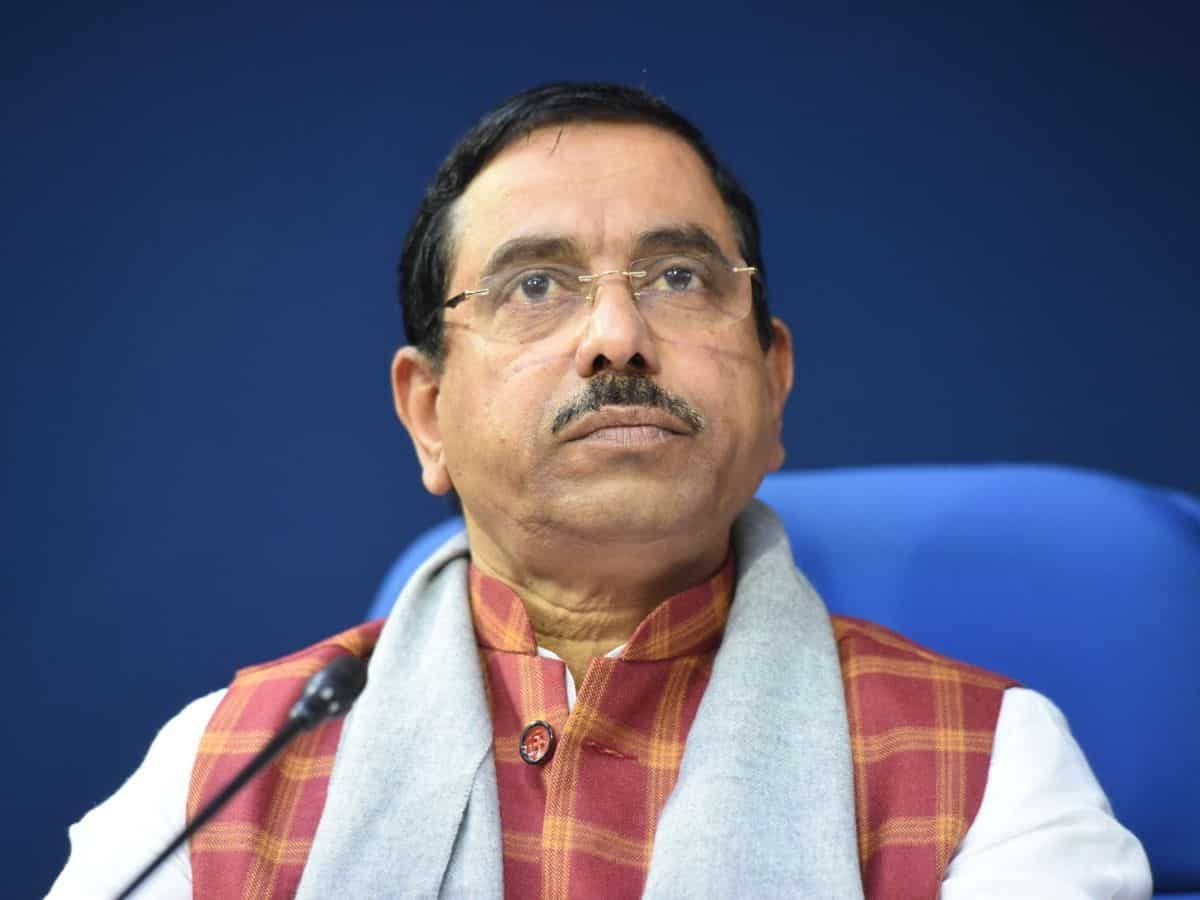 Union Minister Joshi criticizes Congress for EVM accusations