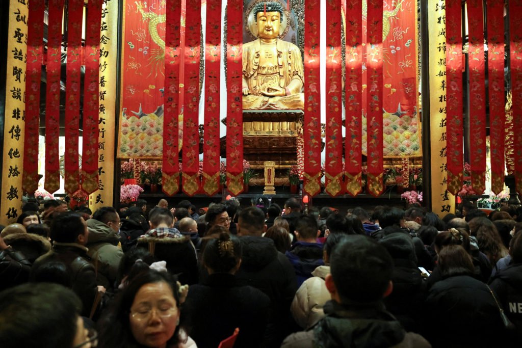 People flock to Buddhist temple to pray for good fortune on Lunar New Year's Eve