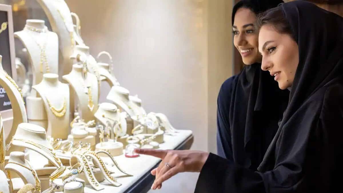 24-carat hits Dh 392.50 as markets open