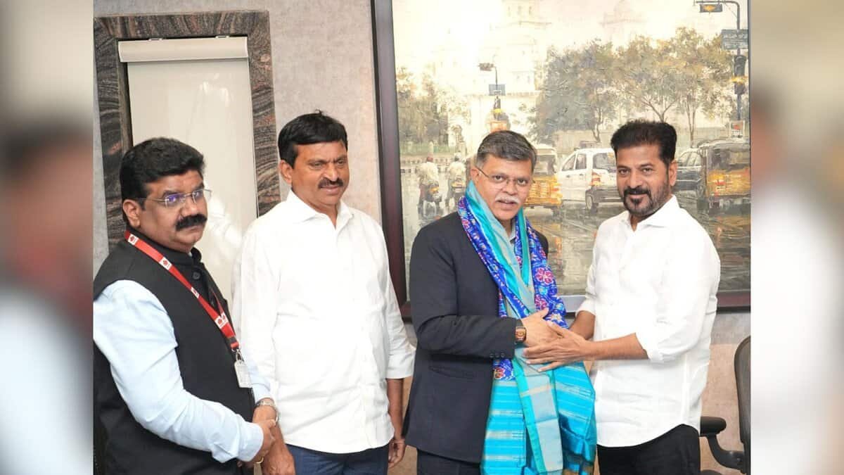 Telangana CM urges HUDCO to grant loans at low interest rates