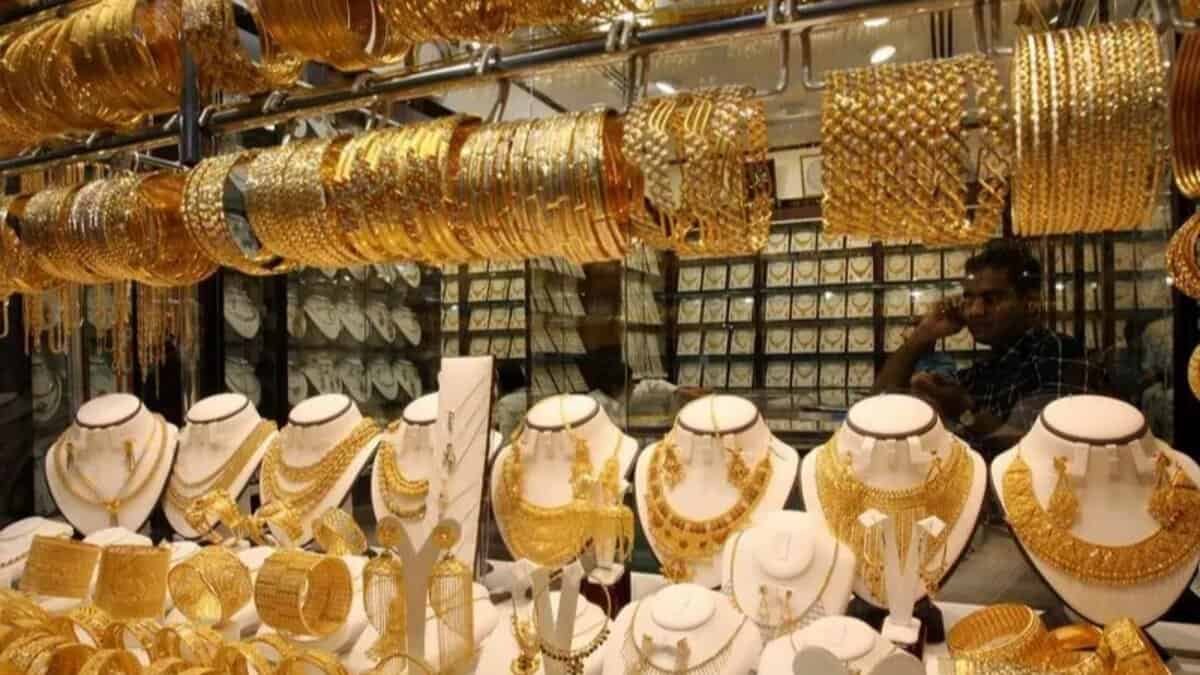 Gold surges Rs 4,000 to fresh lifetime high of Rs 1.37 lakh/10g in Delhi