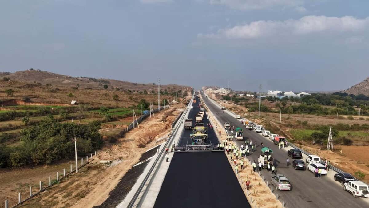 Gadkari thanks Naidu for 4 Guinness records on Bengaluru-Vijayawada corridor