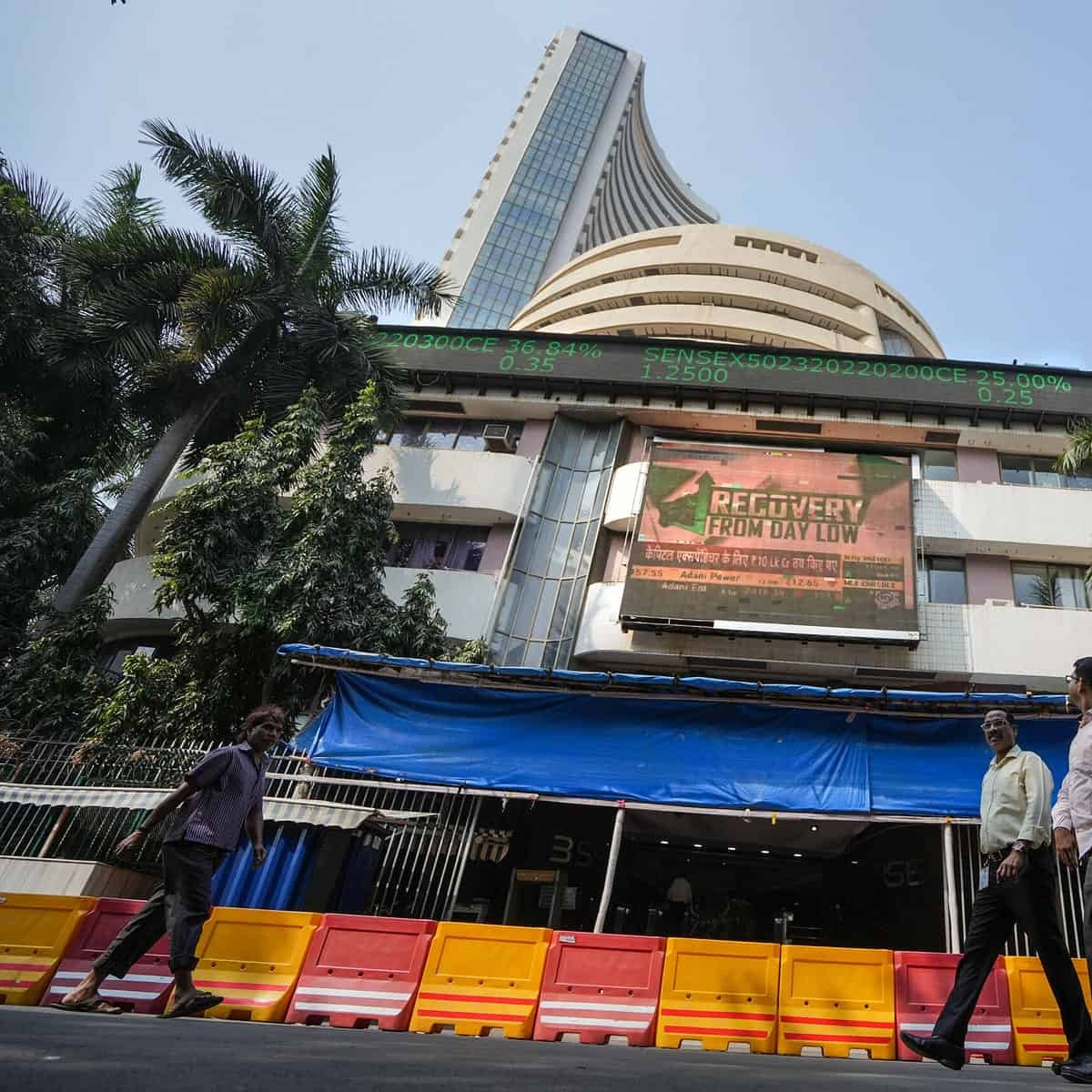 Sensex tumbles 558 points on sell-off in IT shares over AI disruptions